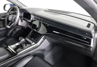 Подержанный автомобиль Audi Q8 2022 года (10 фото)