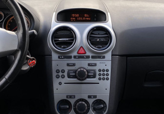 Подержанный автомобиль Opel Corsa 2009 года (11 фото)