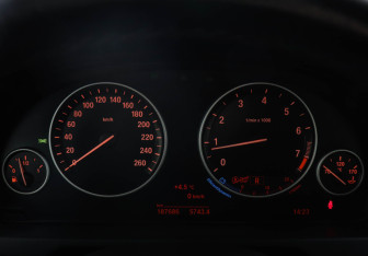 Подержанный автомобиль BMW X5 2014 года (13 фото)