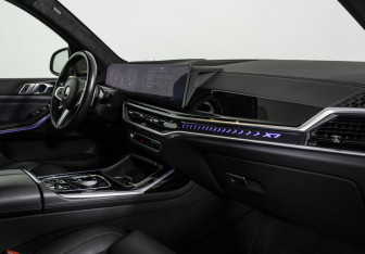 Подержанный автомобиль BMW X7 2022 года (10 фото)