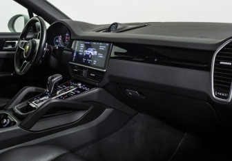 Подержанный автомобиль Porsche Cayenne 2019 года (12 фото)