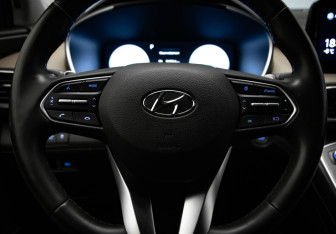 Подержанный автомобиль Hyundai Santa Fe 2022 года (10 фото)