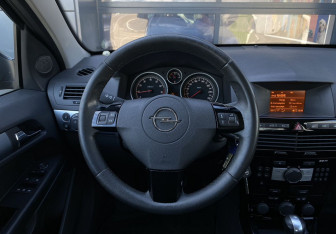 Подержанный автомобиль Opel Astra Sedan 2013 года (14 фото)