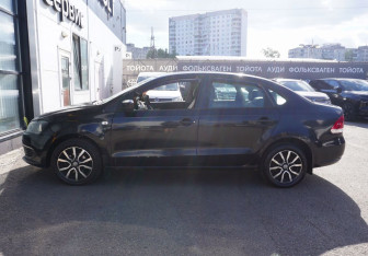 Подержанный автомобиль Volkswagen Polo Sedan 2011 года (8 фото)