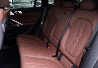 Подержанный автомобиль BMW X6 2021 года (11 фото)