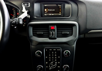 Подержанный автомобиль Volvo V40 Cross Country 2013 года (15 фото)