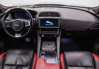 Подержанный автомобиль Jaguar F-Pace 2016 года (12 фото)