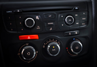 Подержанный автомобиль Citroen C4 Sedan 2013 года (17 фото)