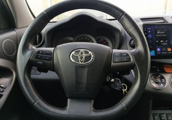 Подержанный автомобиль Toyota RAV4 2011 года (12 фото)