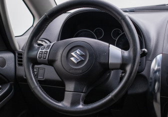 Подержанный автомобиль Suzuki SX4 Hatchback 2010 года (15 фото)