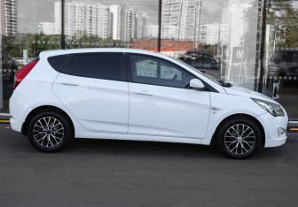 Подержанный автомобиль Hyundai Solaris Hatchback 2015 года (4 фото)