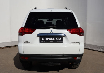 Подержанный автомобиль Mitsubishi Pajero Sport 2015 года (5 фото)