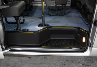 Подержанный автомобиль Toyota HiAce 2021 года (15 фото)