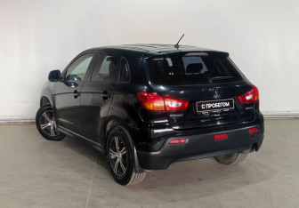 Подержанный автомобиль Mitsubishi ASX 2011 года (7 фото)