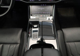 Подержанный автомобиль Audi A8 2019 года (11 фото)