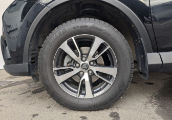 Подержанный автомобиль Toyota RAV4 2017 года (12 фото)