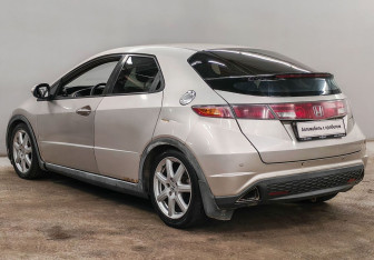 Подержанный автомобиль Honda Civic Hatchback 2008 года (7 фото)