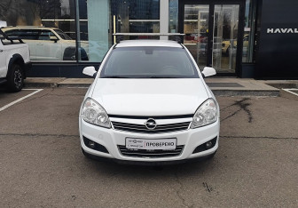 Подержанный автомобиль Opel Astra Sedan 2013 года (2 фото)