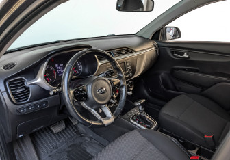 Подержанный автомобиль Kia Rio Hatchback 2021 года (13 фото)