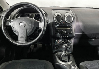 Подержанный автомобиль Nissan Qashqai 2008 года (12 фото)