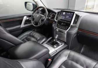 Подержанный автомобиль Toyota Land Cruiser Suv 2018 года (9 фото)