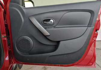 Подержанный автомобиль Renault Sandero 2016 года (23 фото)