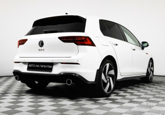 Подержанный автомобиль Volkswagen Golf GTI Hatchback 2021 года (3 фото)