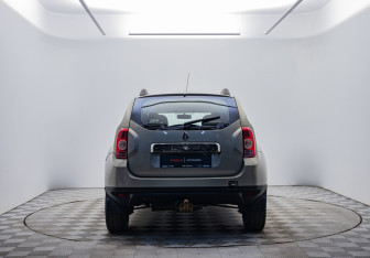 Подержанный автомобиль Renault Duster 2013 года (6 фото)