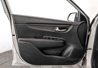 Подержанный автомобиль Kia Rio Hatchback 2021 года (19 фото)