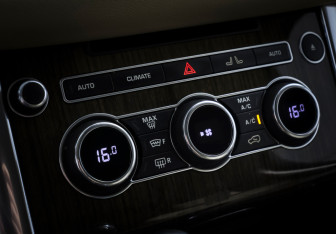 Подержанный автомобиль Land Rover Range Rover Sport 2015 года (19 фото)