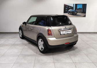 Подержанный автомобиль MINI Hatch 2008 года (7 фото)