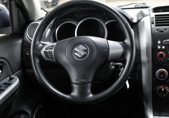 Подержанный автомобиль Suzuki Grand Vitara 2005 года (17 фото)