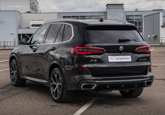 Подержанный автомобиль BMW X5 2022 года (7 фото)