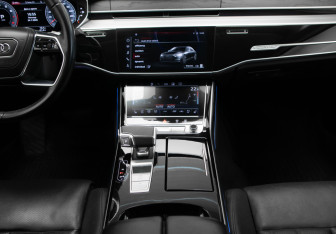 Подержанный автомобиль Audi A8 2022 года (20 фото)