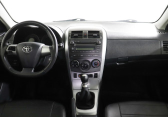 Подержанный автомобиль Toyota Corolla Sedan 2012 года (6 фото)