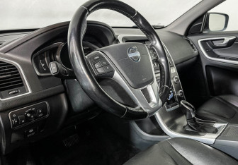Подержанный автомобиль Volvo XC60 2014 года (13 фото)