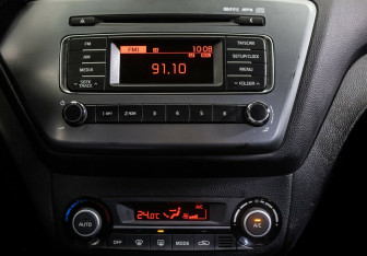 Подержанный автомобиль Kia Rio Hatchback 2015 года (9 фото)