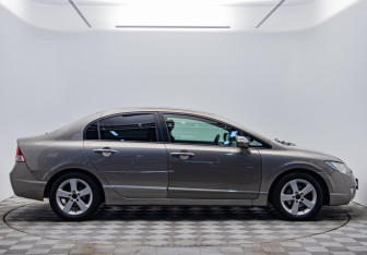 Подержанный автомобиль Honda Civic Sedan 2008 года (4 фото)