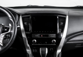 Подержанный автомобиль Mitsubishi Pajero Sport 2021 года (13 фото)