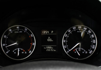 Подержанный автомобиль Skoda Octavia Liftback 2010 года (13 фото)