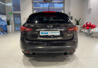 Подержанный автомобиль Infiniti QX70 2013 года (5 фото)