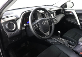 Подержанный автомобиль Toyota RAV4 2013 года (9 фото)