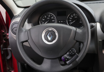 Подержанный автомобиль Renault Sandero 2014 года (16 фото)