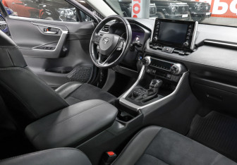 Подержанный автомобиль Toyota RAV4 2021 года (11 фото)