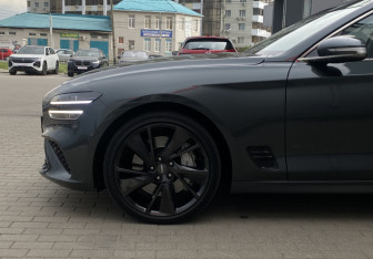 Подержанный автомобиль Genesis G70 2020 года (10 фото)