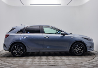 Подержанный автомобиль Kia Ceed Hatchback 2021 года (6 фото)