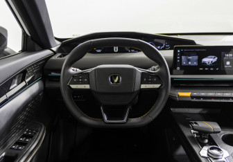 Подержанный автомобиль Changan UNI-V 2024 года (11 фото)