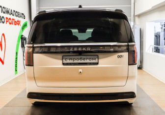 Подержанный автомобиль Zeekr 009 2023 года (5 фото)