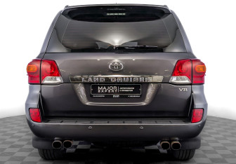 Подержанный автомобиль Toyota Land Cruiser Suv 2013 года (6 фото)