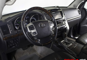 Подержанный автомобиль Toyota Land Cruiser Suv 2014 года (22 фото)